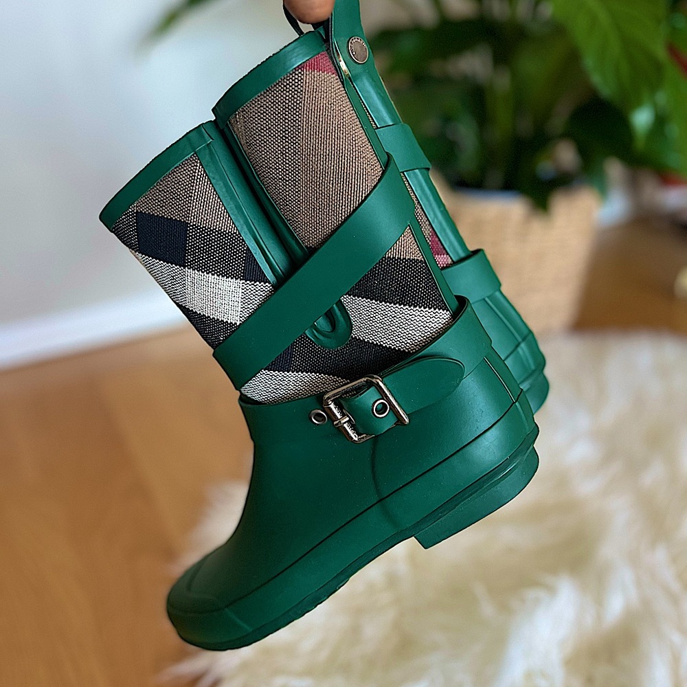 Classic Burberry Boots - Midsize